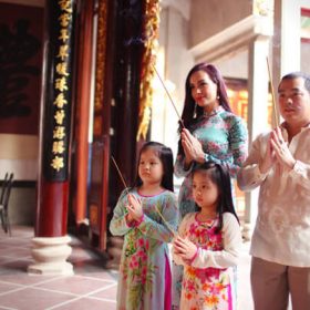 Trang phục đi chùa cho gia đình