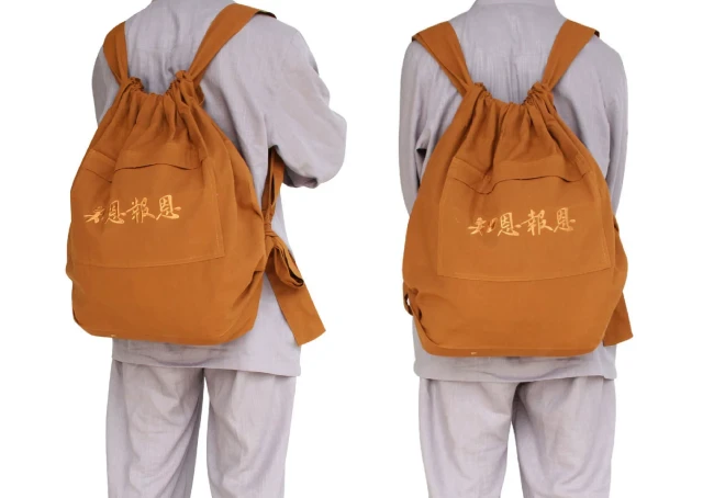 ba-lo-vai-mau-vang - Pháp Phục Thiền Pháp Phục Two people seen from behind wearing orange drawstring backpacks against light gray clothing