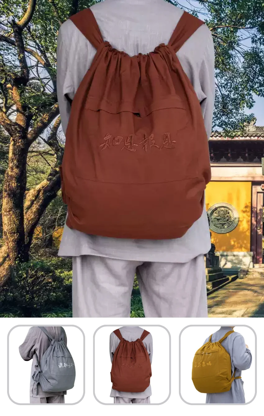 balo-hanh-huong-di-chua-kieu-02 Back view of a rust-colored drawstring backpack worn by a person in a park, with trees in the background.