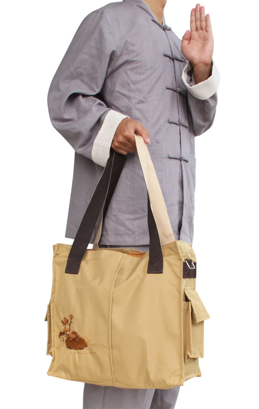 Túi xách đi chùa màu kem