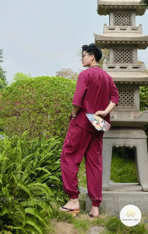 Pháp phục phái mật tông màu đỏ