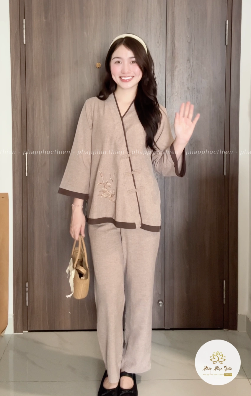 pháp phục nữ hình ảnh toàn phần