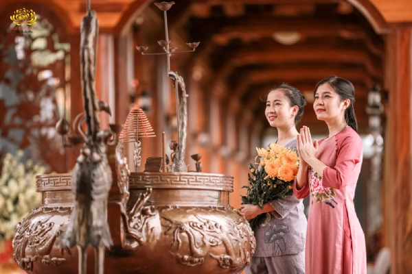 mac-gi-khi-di-chua - Pháp Phục Thiền Đồ đi chùa