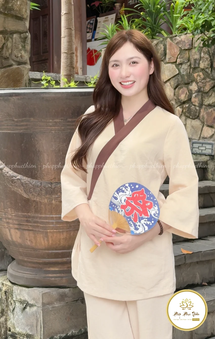 Pháp Phục Nhật Nữ Vạt Xéo Màu Kem