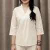 phap-phuc-nu-mau-trang-kem Young woman with long black hair in a side braid, wearing a white traditional top and pants, holding a woven straw bag.